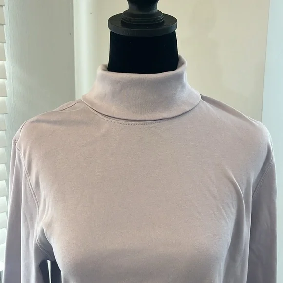 Very light purple turtle neck - Picture 2 of 5